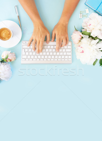 Otthoni iroda munkaterület kék keret kéz gépel Stock fotó © neirfy