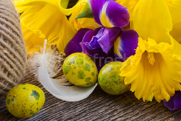 Foto stock: Páscoa · narcisos · fresco · amarelo · decorações · mesa · de · madeira