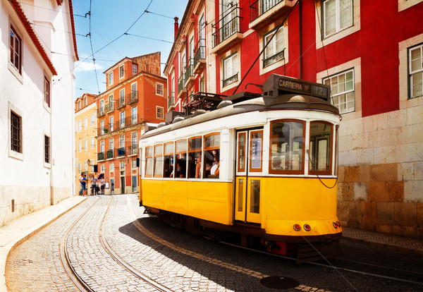 Tram smal straat Lissabon Geel wijk Stockfoto © neirfy