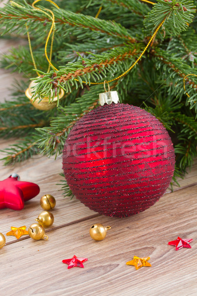 Rojo pelota decoración Navidad hojas perennes Foto stock © neirfy