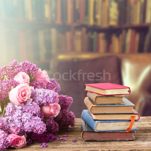 Foto stock: Prateleira · de · livros · antigo · livros · flores