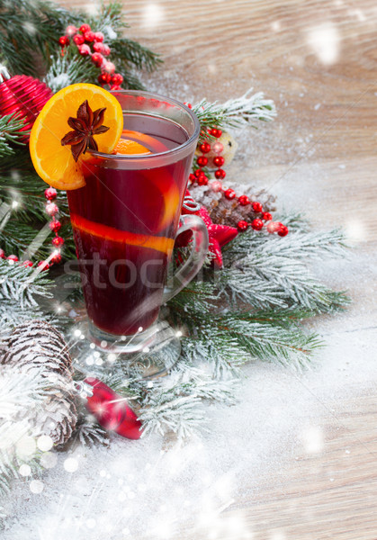 Vin Noël épices fruits verre table Photo stock © neirfy