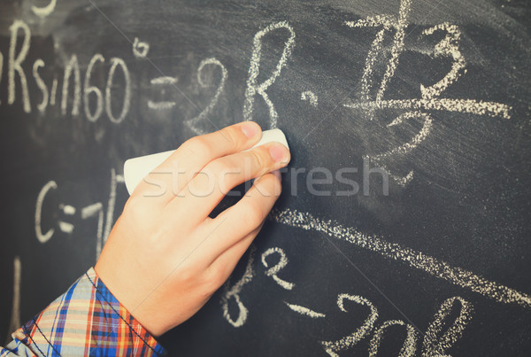 Hand schwarzes Brett Kreide math Formeln Stock foto © neirfy