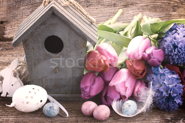 Foto stock: Ovos · de · páscoa · gaiola · tulipa · flores · mesa · de · madeira · retro
