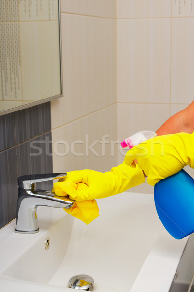 Tavaszi nagytakarítás mosás fürdőszoba kezek citromsárga kesztyű Stock fotó © neirfy