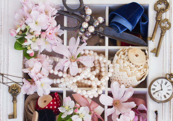 Hímzés klasszikus kellékek friss virágok gyöngyök Stock fotó © neirfy