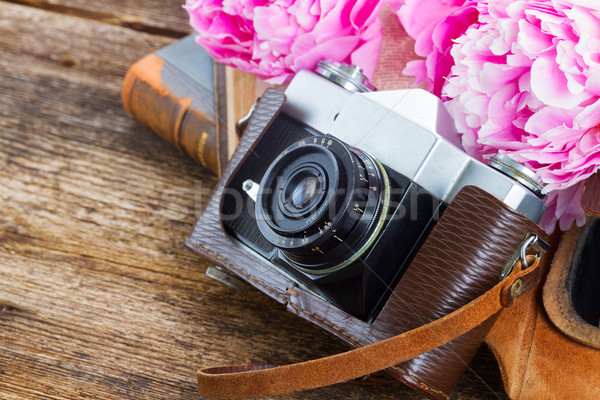 Foto stock: Retro · foto · câmera · foto · antiga · livros · flores