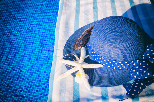 Törölköző fürdik kellékek medence nyár kalap Stock fotó © neirfy