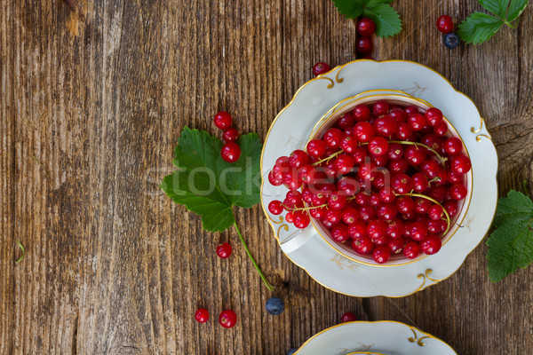 свежие красный смородина Ягоды Кубок зеленые листья Сток-фото © neirfy