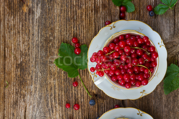 Frischen rot Johannisbeere Beeren Tasse grüne Blätter Stock foto © neirfy