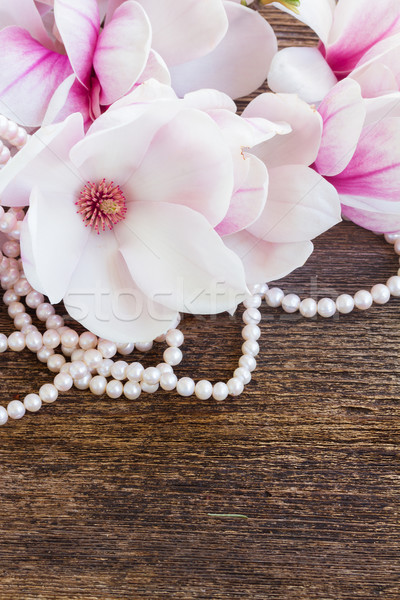 Magnolie flori perle masa de lemn proaspăt spatiu copie Imagine de stoc © neirfy