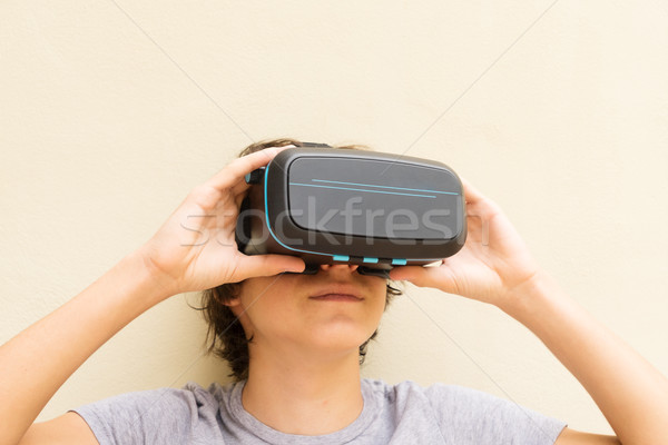 Tinédzser visel szemüveg tart virtuális telek Stock fotó © neirfy
