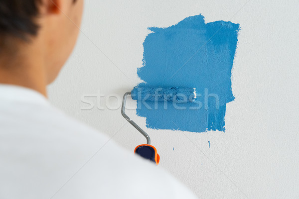 Do it yourself casă om pictura perete albastru Imagine de stoc © neirfy