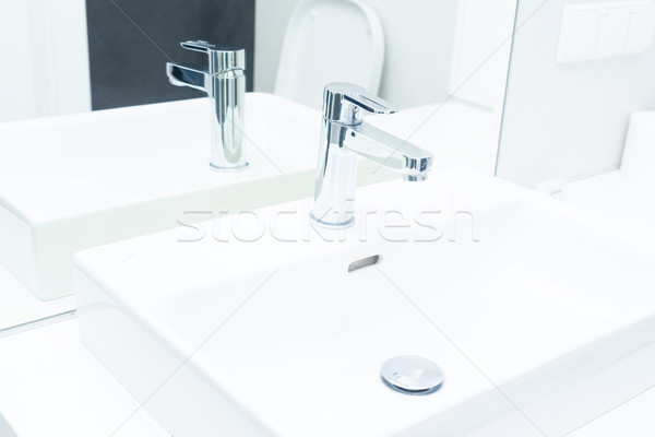 Vasaló csap fut víz fehér mosdókagyló Stock fotó © neirfy