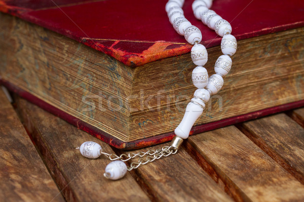 Perline vecchio libro bianco tavolo in legno luce Foto d'archivio © neirfy