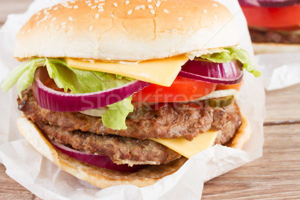 Mare hamburger proaspăt carne de vită straturi Imagine de stoc © neirfy