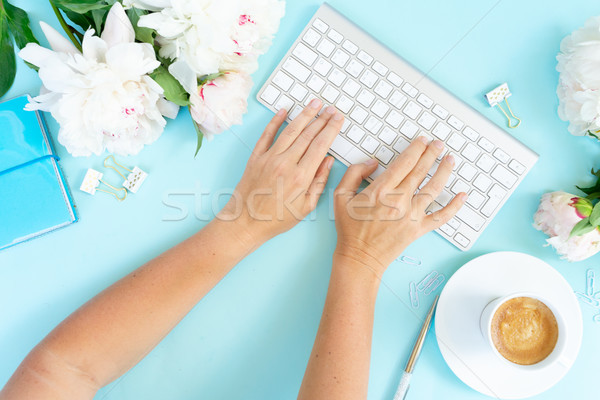 Otthoni iroda munkaterület kék kéz gépel fehér Stock fotó © neirfy