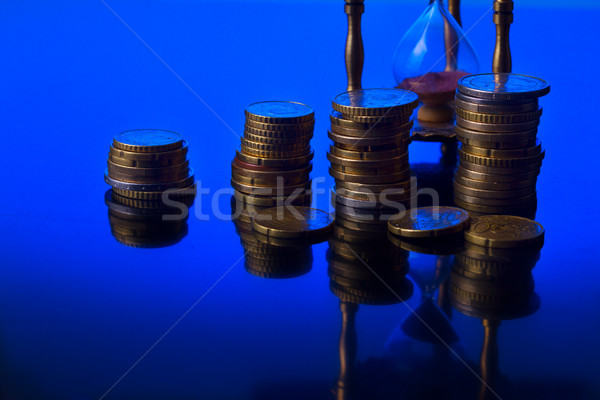 Foto stock: Reloj · de · arena · euros · monedas · azul · dinero