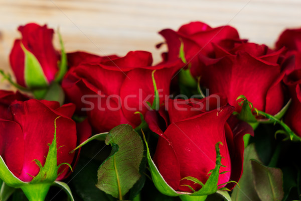 Foto stock: Rojo · rosas · madera · oscuro · día · de · san · valentín