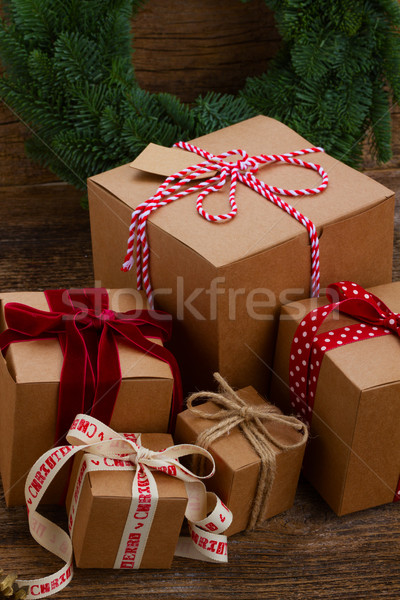 Hecho a mano regalo cajas de regalo mesa hojas perennes Foto stock © neirfy