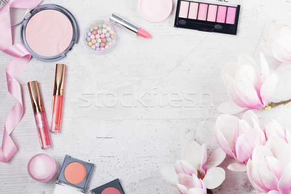 Maquillaje · productos · de · belleza · profesional · marco · blanco ·  flores - foto stock © neirfy (#9100951) | Stockfresh