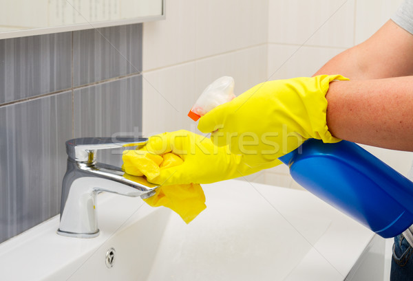Voorjaarsschoonmaak wassen badkamer handen Geel handschoenen Stockfoto © neirfy