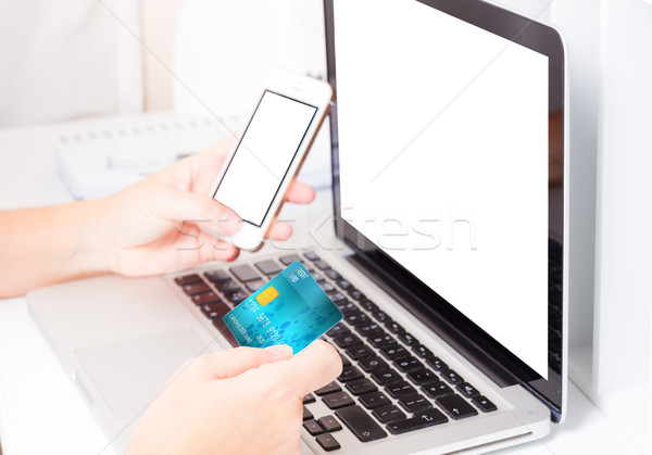 Online vásárlás kezek tart mobiltelefon hitelkártya készít Stock fotó © neirfy