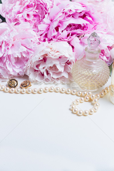 [[stock_photo]]: Mariage · mode · de · vie · fleurs · fraîches · glamour · bouteilles
