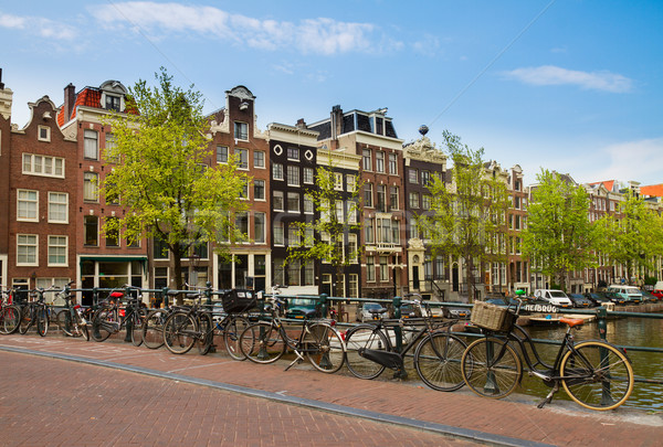 Pont canal anneau Amsterdam rangée vélos Photo stock © neirfy