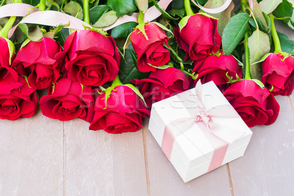 [[stock_photo]]: Rouge · floraison · roses · bois · sombre · saint · valentin