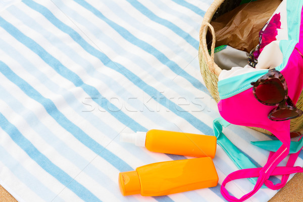 Prendere il sole accessori spiaggia di sabbia paglia bag strisce Foto d'archivio © neirfy