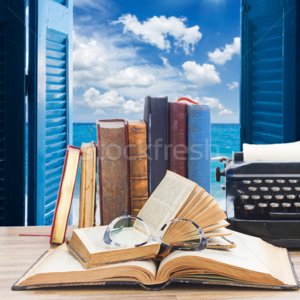 Foto stock: Livros · máquina · de · escrever · velho · óculos · abrir · janela