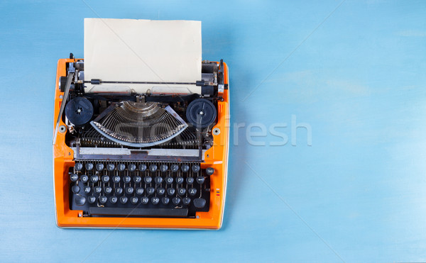 Spatiu de lucru epocă portocaliu maşină de scris albastru masa de lemn Imagine de stoc © neirfy