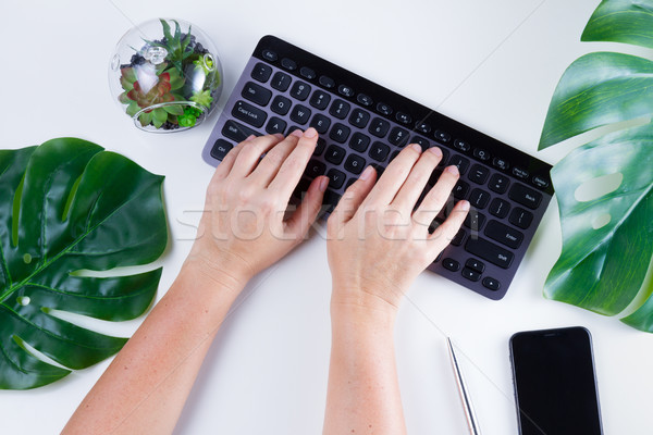Otthoni iroda munkaterület kezek gépel fekete billentyűzet Stock fotó © neirfy