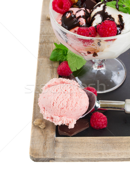 Scoate bacă inghetata roz lingură tabel Imagine de stoc © neirfy
