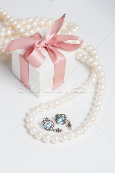 框 粉紅絲帶 禮品盒 首飾 白 表 商業照片 © neirfy