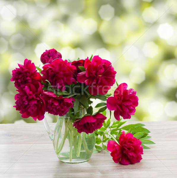 Virágcsokor kert asztal mályvaszínű virágok természet Stock fotó © neirfy