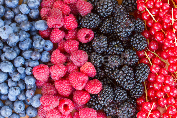 Proaspăt fructe de padure tabel mur zmeură Imagine de stoc © neirfy