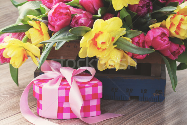 Wiosennych kwiatów szkatułce wiosną tulipany narcyz kwiaty Zdjęcia stock © neirfy