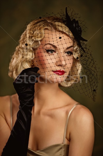 Femeie frumoasa retro portret femeie perete modă Imagine de stoc © Nejron