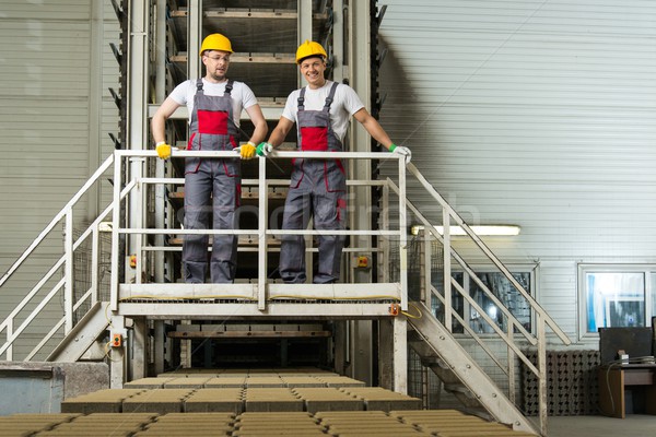 Twee mannen veiligheid hoeden fabriek werknemer industriële Stockfoto © Nejron
