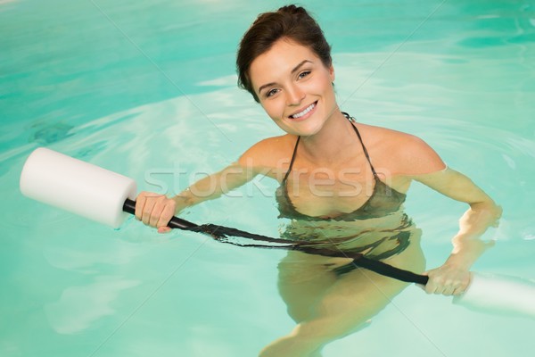 Femeie apă aerobic antrenament sportiv piscină Imagine de stoc © Nejron