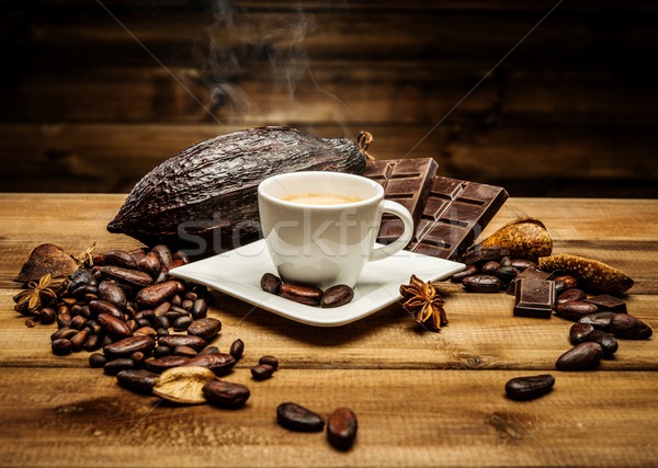 Xícara de café mesa de madeira grãos de café chocolate escuro café tabela Foto stock © Nejron