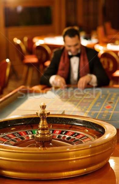 Hombre traje bufanda jugando ruleta casino Foto stock © Nejron