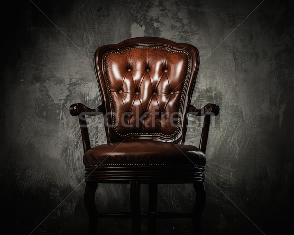 Foto stock: Confortável · cadeira · de · madeira · concreto · parede · casa · mobiliário