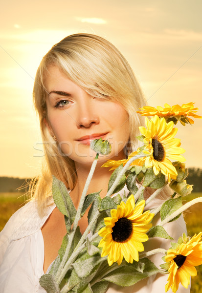 Foto stock: Jóvenes · mujer · hermosa · ramo · girasoles · campo · puesta · de · sol