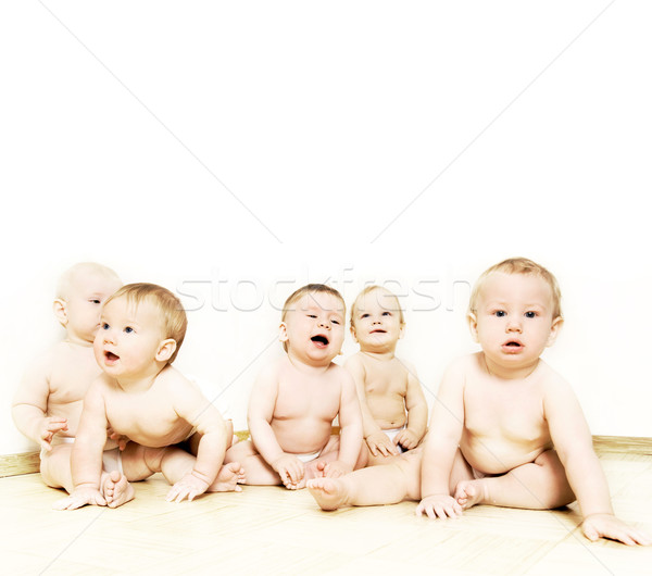 Grup adorabil copii mici uita fericit Imagine de stoc © Nejron