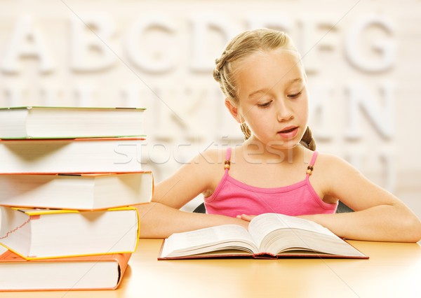 Wenig Schülerin Lesung Buch Gesicht Schule Stock foto © Nejron