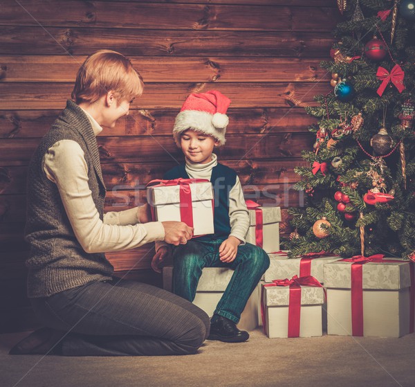 Mutter wenig Junge Geschenkbox Weihnachtsbaum Holz Stock foto © Nejron