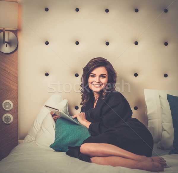 Kadın bornoz yatak bilgisayar ev Stok fotoğraf © Nejron